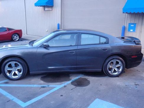 Used 2014 Dodge Charger SE w/ Sport Appearance Group RWD image 3