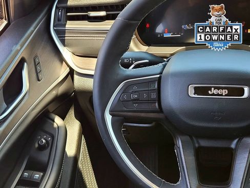 Used 2023 Jeep Grand Cherokee Limited AWD/4WD image 12
