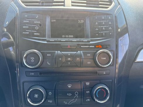 Used 2017 Ford Explorer XLT FWD image 11