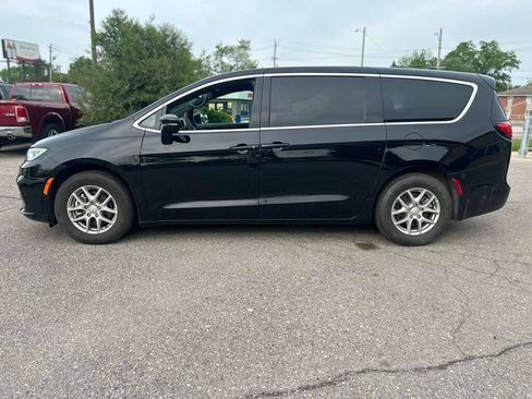 Used 2026 Chrysler Pacifica Select FWD image 8