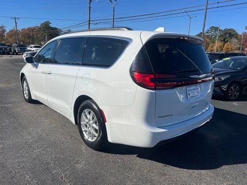 Used 2022 Chrysler Pacifica Touring-L image 5