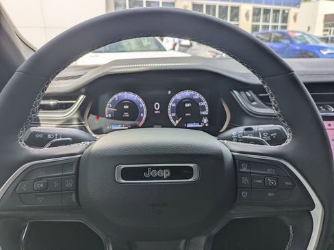 Used 2025 Jeep Grand Cherokee Limited w/ Black Appearance Package image 15