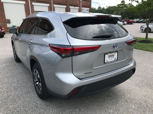 Used 2022 Toyota Highlander XLE AWD/4WD image 6
