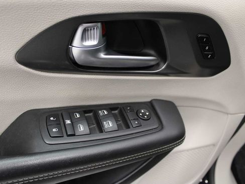 Used 2024 Chrysler Pacifica Touring-L FWD image 18