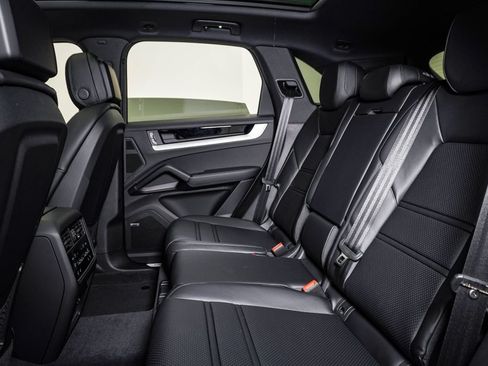 New 2026 Porsche Cayenne S AWD/4WD image 17