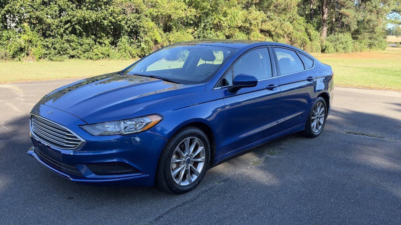 Used 2017 Ford Fusion SE w/ Fusion SE Technology Package FWD image 4
