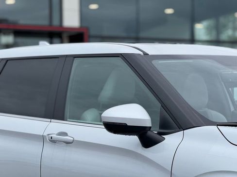 New 2025 Mitsubishi Outlander SE image 4