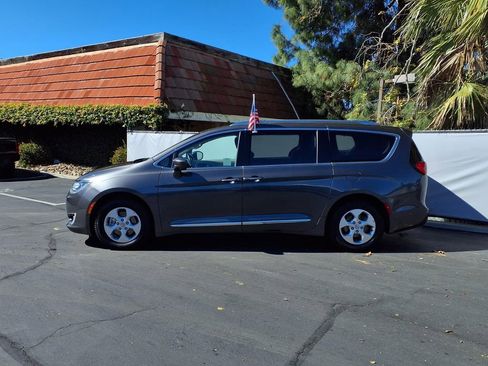 Used 2017 Chrysler Pacifica Touring-L Plus image 3