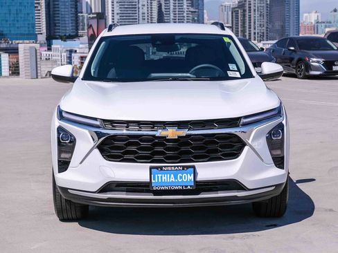 Used 2025 Chevrolet Trax LT FWD image 2