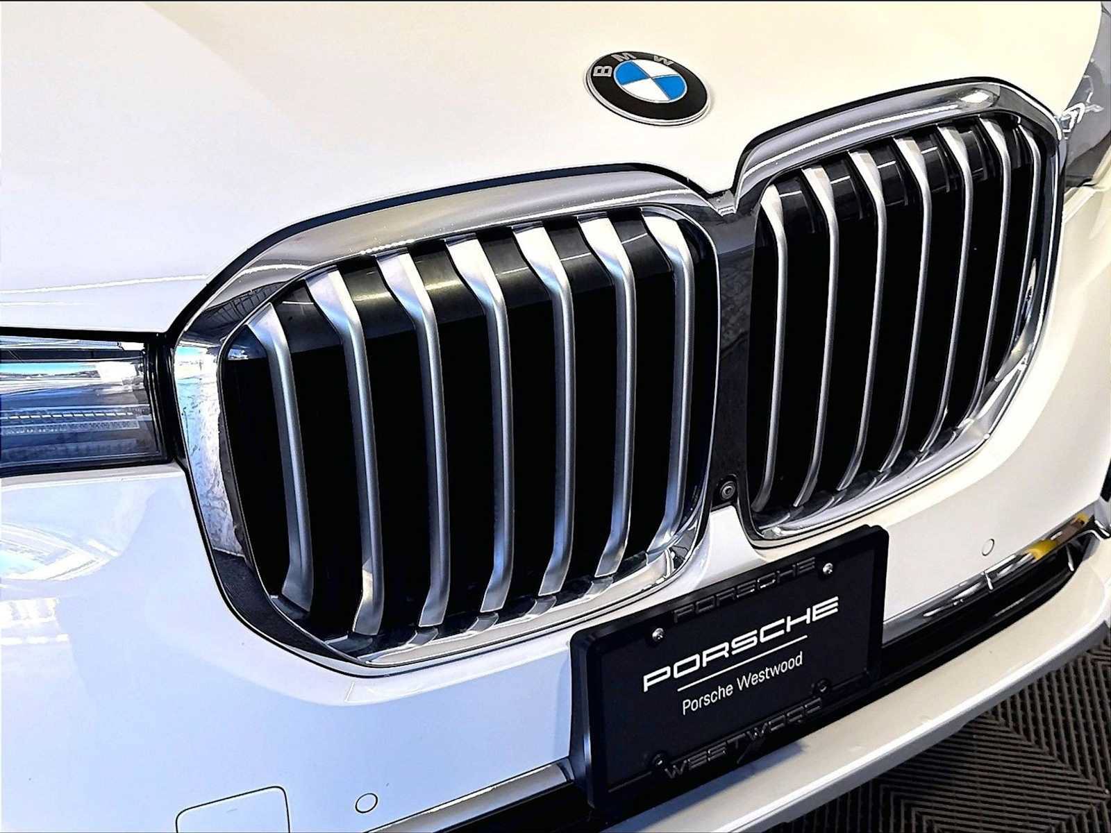Used 2022 BMW X7 xDrive40i w/ Premium Package AWD/4WD image 34