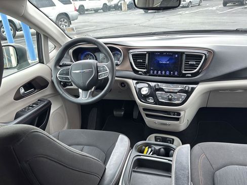 Used 2017 Chrysler Pacifica Touring Plus w/ Tire & Wheel Group image 31