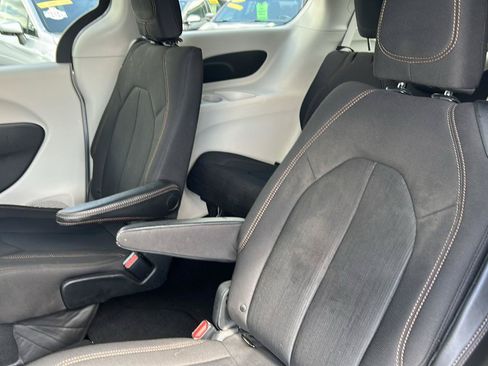 Used 2017 Chrysler Pacifica Touring FWD image 22