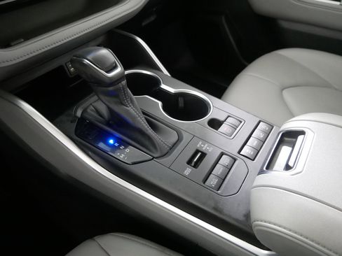 Used 2022 Toyota Highlander XLE image 24