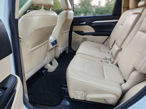 Used 2018 Toyota Highlander XLE image 18