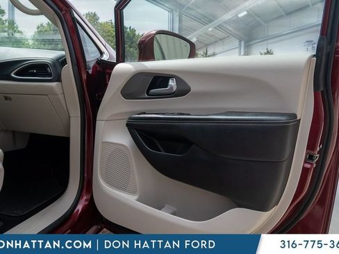 Used 2021 Chrysler Pacifica Touring-L FWD image 21