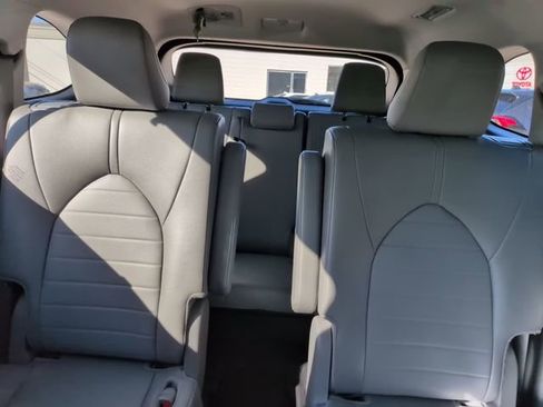 Used 2024 Toyota Highlander XLE FWD image 27