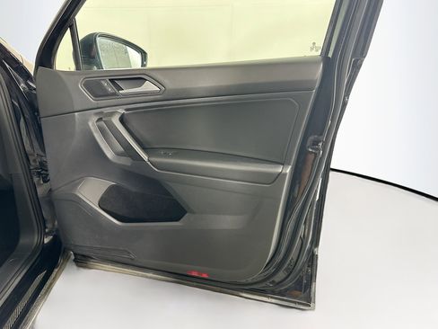 Used 2021 Volkswagen Tiguan SEL FWD image 32