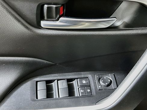Used 2021 Toyota RAV4 XLE FWD image 17