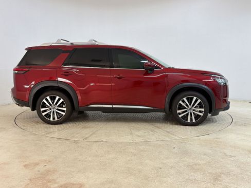Used 2025 Nissan Pathfinder Platinum w/ Black Appearance Package AWD/4WD image 8