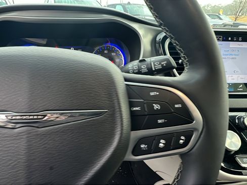 Used 2024 Chrysler Pacifica Touring-L image 28