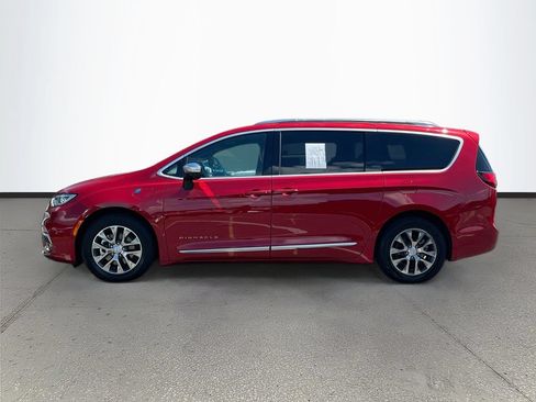 Used 2025 Chrysler Pacifica Pinnacle FWD image 4