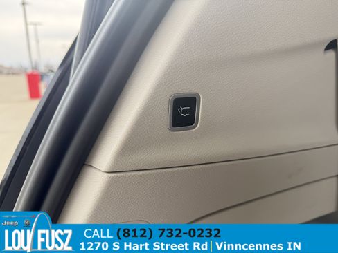 Used 2023 Chrysler Pacifica Touring-L image 10