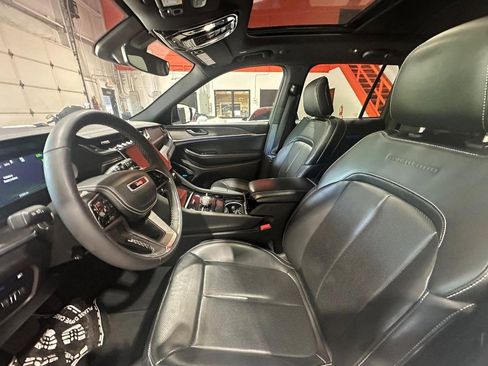 Used 2022 Jeep Grand Cherokee Overland AWD/4WD image 14