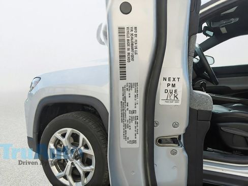 Used 2024 Jeep Compass Latitude AWD/4WD image 21