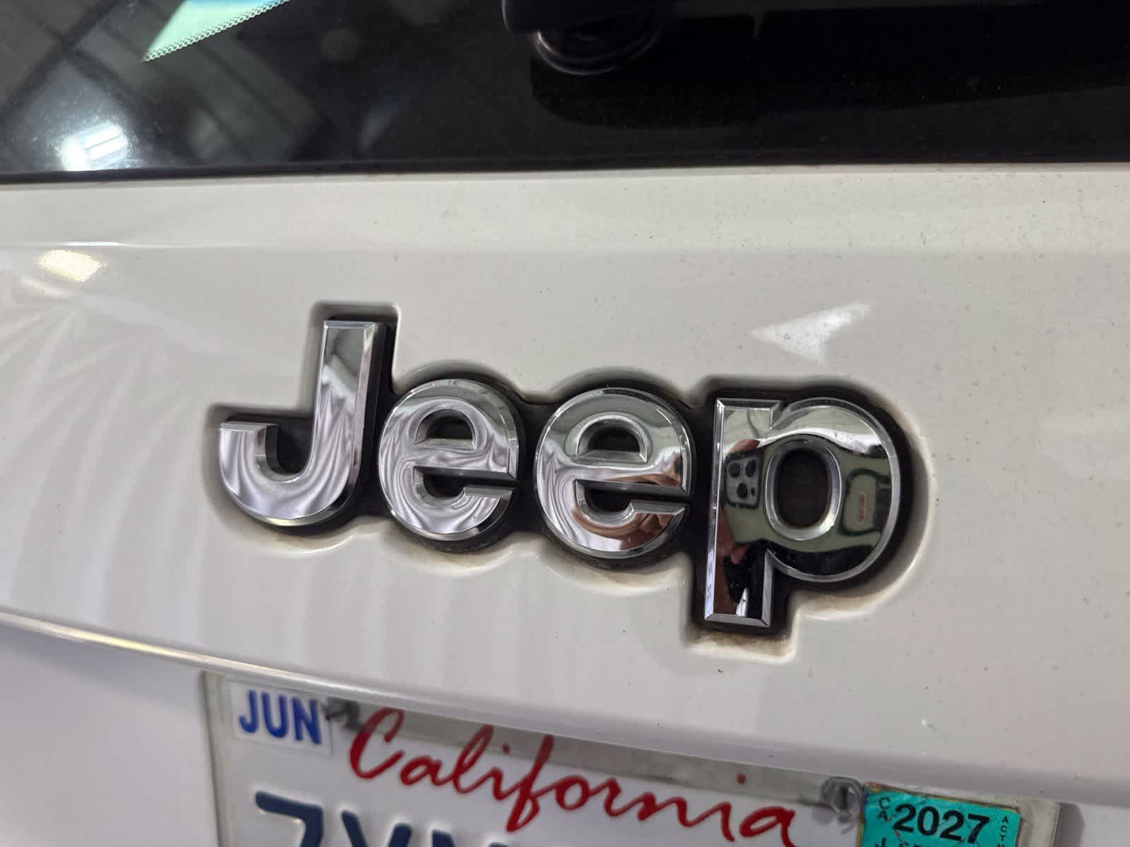 Used 2017 Jeep Grand Cherokee Laredo AWD/4WD image 14