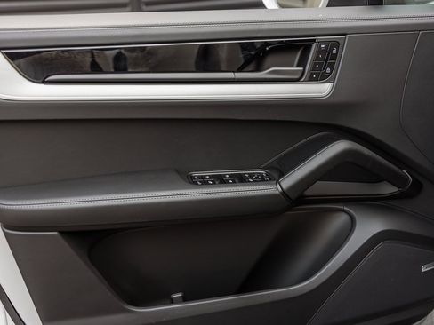 Used 2025 Porsche Cayenne Coupe image 21