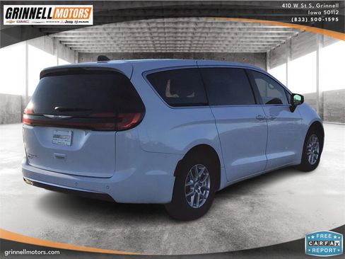 Used 2024 Chrysler Pacifica Touring-L image 5