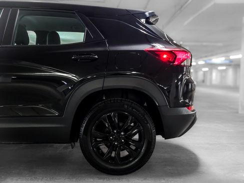 Used 2021 Chevrolet TrailBlazer LS w/ LPO, Blackout Package FWD image 16