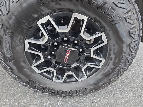 Used 2025 GMC Sierra 2500 AT4X image 40