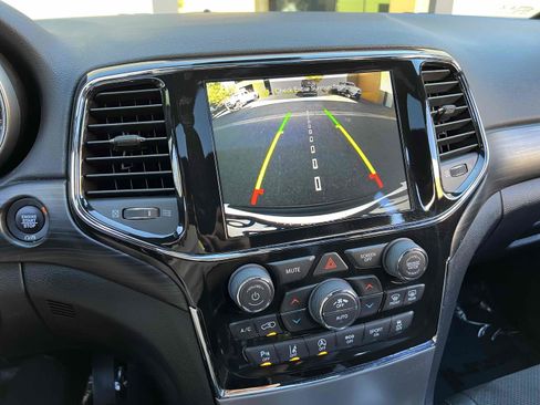 Used 2021 Jeep Grand Cherokee Laredo X image 8