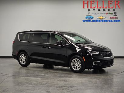 Used 2025 Chrysler Pacifica Select