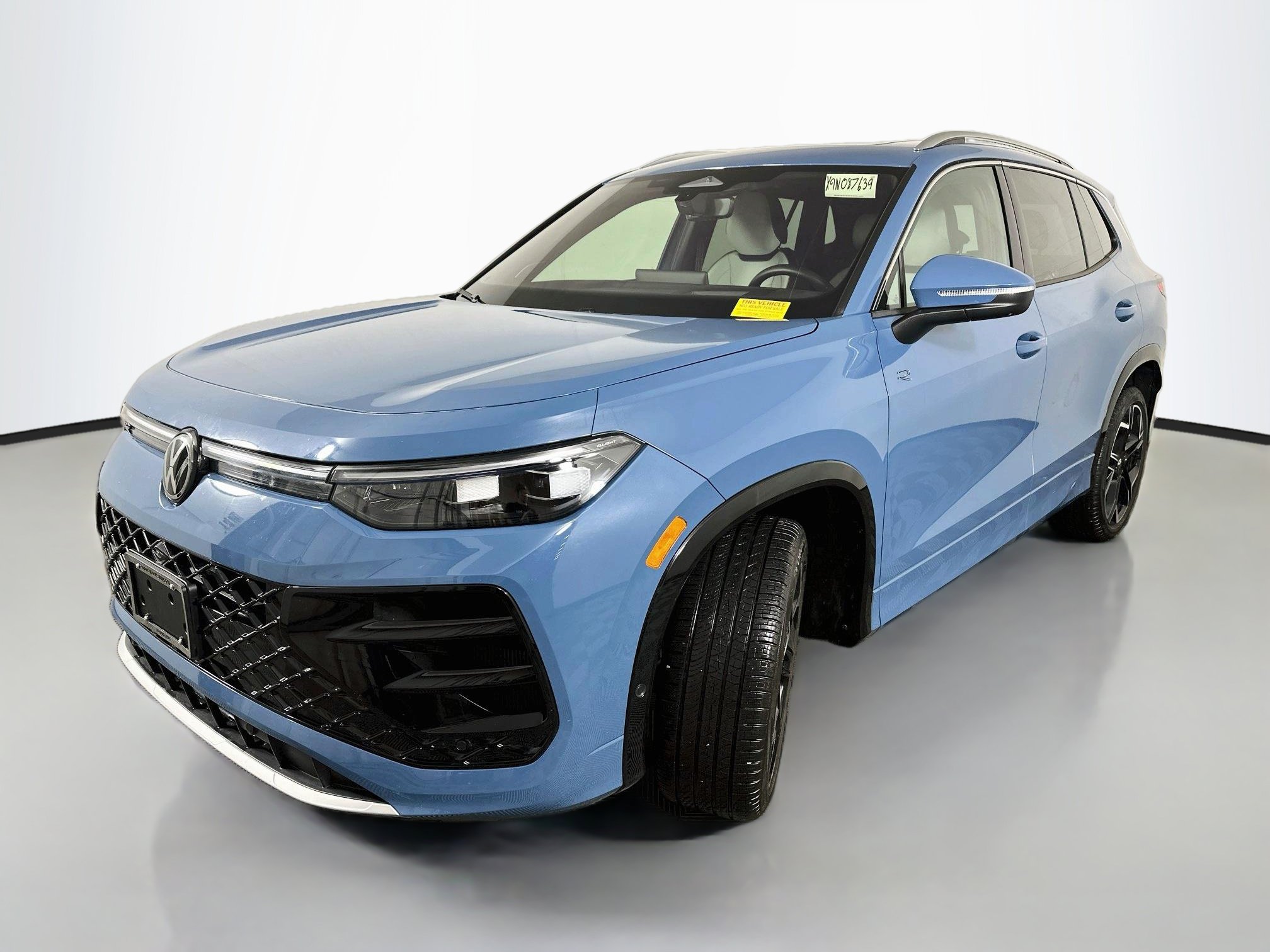 Used 2026 Volkswagen Tiguan SEL R-Line AWD/4WD image 3