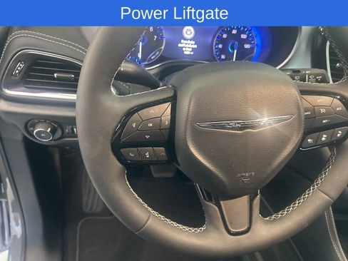 Used 2025 Chrysler Pacifica Limited image 13