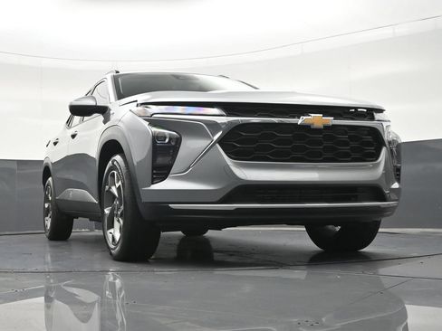 Used 2025 Chevrolet Trax LT FWD image 31