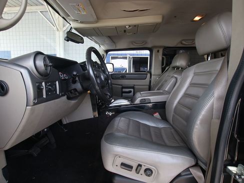 Used 2004 HUMMER H2 w/ Preferred Equipment Group image 8