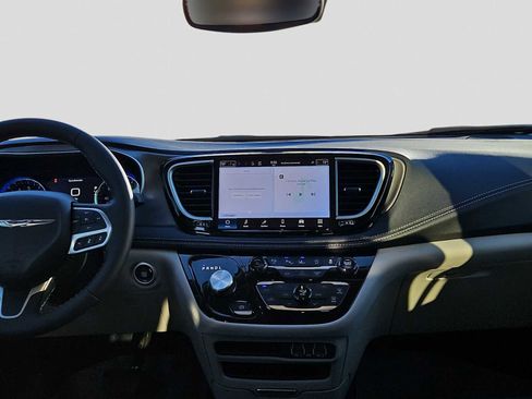 Used 2024 Chrysler Pacifica Touring-L image 15