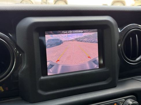 Used 2020 Jeep Gladiator Sport image 22