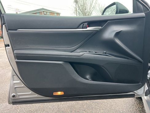 Used 2018 Toyota Camry XLE image 10