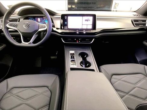 Used 2025 Volkswagen Atlas Cross Sport SE image 15