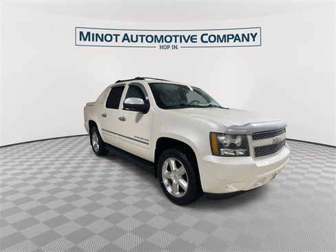 Used 2011 Chevrolet Avalanche LTZ image 2