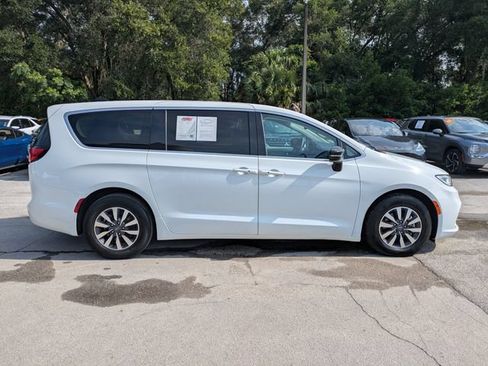 Used 2024 Chrysler Pacifica Limited FWD image 3