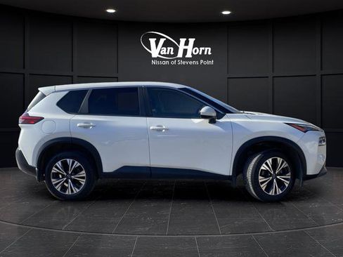 Used 2023 Nissan Rogue SV image 2