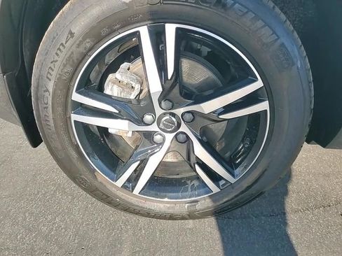 Used 2025 Volvo XC40 B5 Core image 8