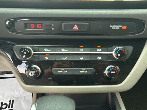 Used 2018 Kia Sedona L FWD image 31