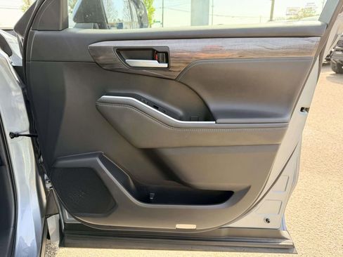 Certified 2020 Toyota Highlander Limited AWD/4WD image 11