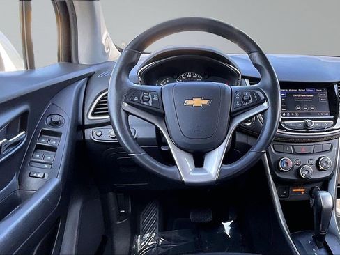 Used 2020 Chevrolet Trax LT w/ LT Convenience Package FWD image 5